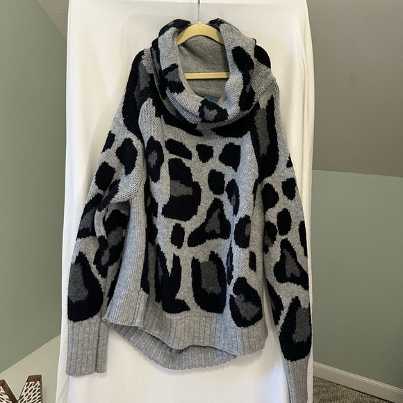 Neely Gray Cheetah turtleneck oversized sweater size Medium - Picture 3 of 9